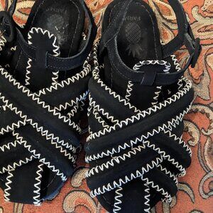 FARM Rio black zigzag white stitch closed toe sandals US 7